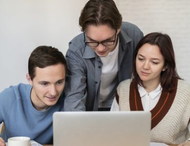classmates-learning-together-group-study classmates-learning-together-group-study